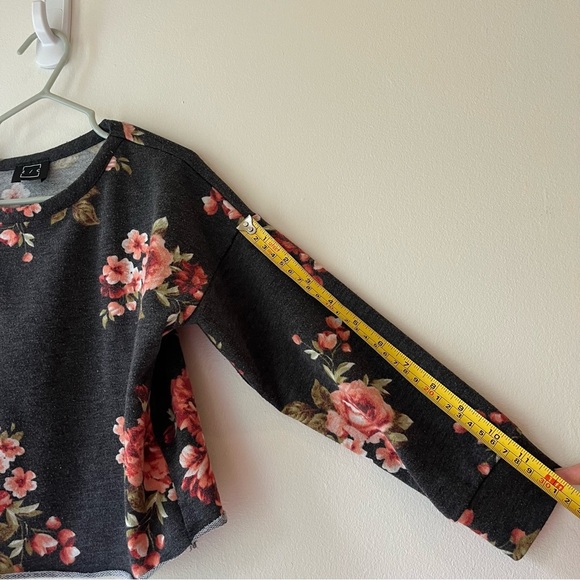 🌼 5/$25 Kids Dark Floral Crop Sweatshirt Cozy Rose Print Pullover Small/Medium - Picture 6 of 9